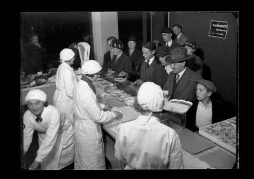 Fide Struck, Hamburg, Fischverarbeitung, Verkäuferinnen und Kunden am Tresen, um 1932